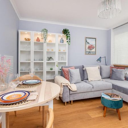 Cozy Pastel Two Bedroom Apartment In Central Gdynia By Noclegi Renters エクステリア 写真